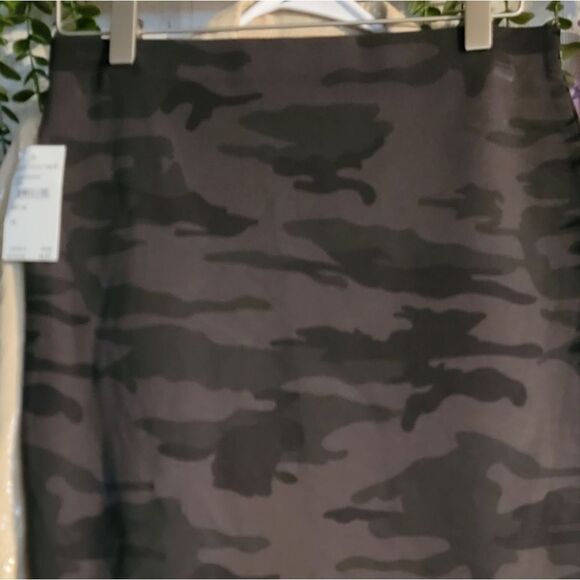 Sanctuary Camo Pencil Skirt This skirt is FABULOUS THE FIT IS 🔥 - Picture 9 of 10